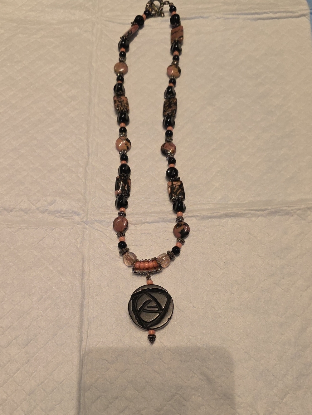 Tru Original Designs Black and Pink Beaded Pendant Necklace
